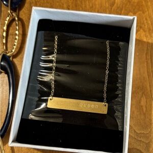 Sweetlegs Elegant Gold 'Queen' Pendant Necklace